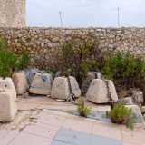 ...che conserva ancora qualche base di ombrellone...